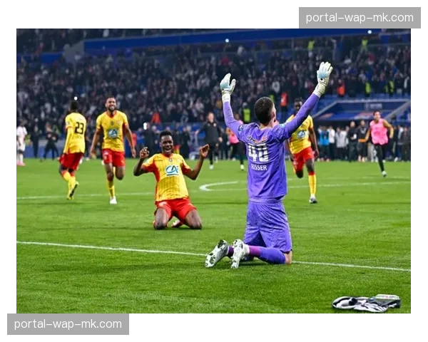 里昂2-2绝平朗斯，拉卡泽特补时阶段头球救主